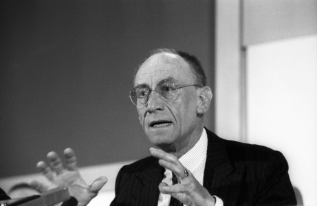 Edzard Reuter (CEO of Daimler Benz AG) during a press conference in Stuttgart..., 1989 (photo)