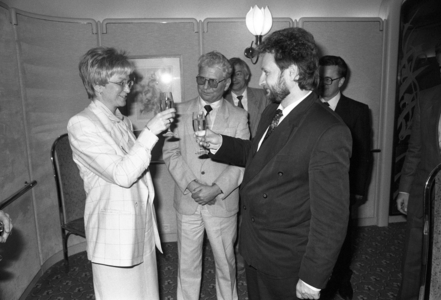 Minister of Construction Gerda Hasselfeldt (left, Federal Republic of Germany CSU) and Minister of Construction Axel Viehweger (right, GDR) in Dresden..., 1990 (photo)