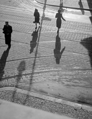 people at a street in Berlin with their shadows, Germany 1930s (b/w photo)