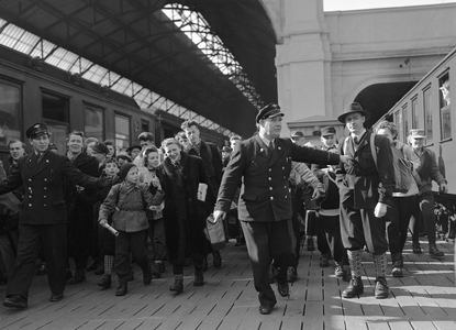 Oslo 19520410 The Easter holidays start. Stressed conductors control the crowds on the East Railway …, 1952 (photo)