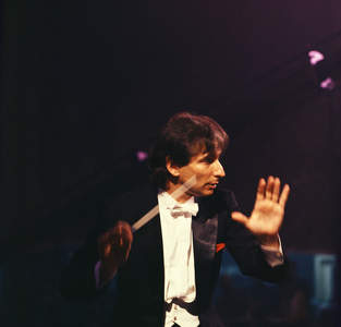 Michael Tilson Thomas conducting in 1993
