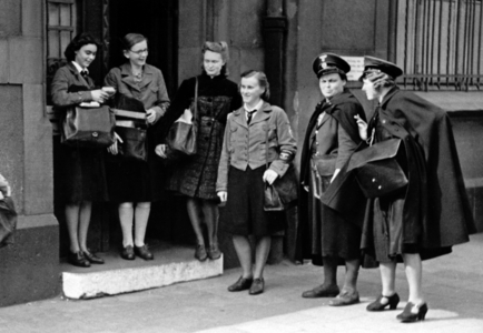 II. WK, BDM in the war aid 1942 (photo)