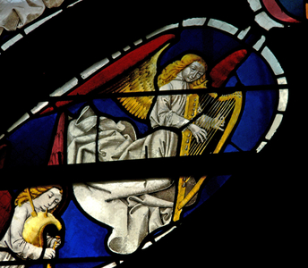 Window E3 depicting musician angels with harp and bagpipe/cornamuse (stained glass)