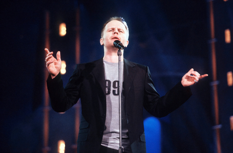 German singer Herbert Grönemeyer on stage during a performance, 1999 (photo)