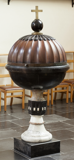 Collegiate church (Sint-Hermeskerk). Interior. Baptism font.