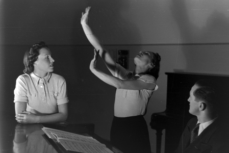 Sister duo Hedi and Margot Hoepfner, Germany 1930s (b/w photo)
