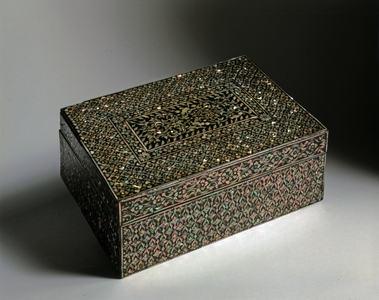 THAI ART: Box. Bangkok Style., 19th century (wood an mother of pearl. )