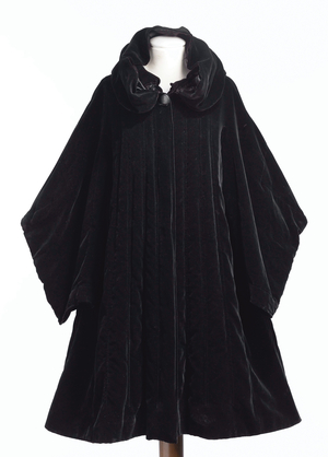 Black velvet cape with hood, Lanvin, c.1933-34 (photo)