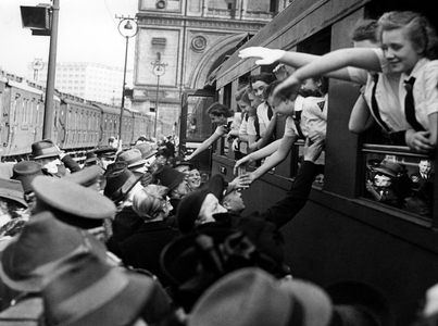 Berlin members of the BDM travel to the country service, 1940 (b/w photo)