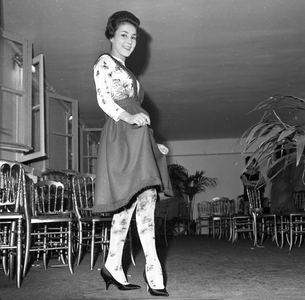 

Jacqueline Esterel presents the winter collection of Jacques Esterel, 1961 (b/w photo)