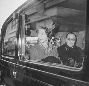 Private stay of Princess Margaret of England in Paris, November 20, 1951 : Princess Margaret and Sir Oliver Harvey (b/w photo)