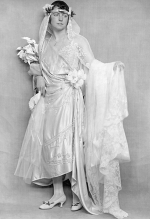 Bridal fashion, 1920 (b/w photo)