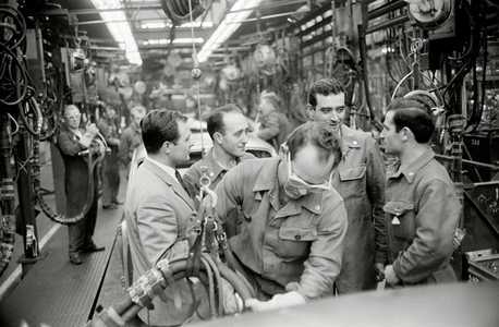 The brothers Lorenzo and Pietro Annese work for VW, their little brother lives in Frankfurt. (b/w photo)