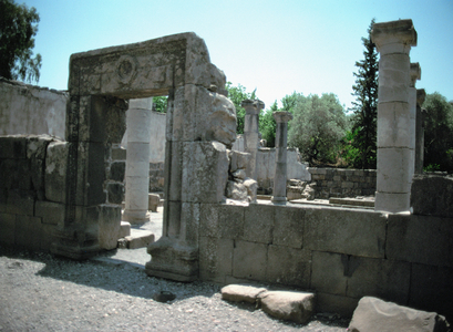 Entrance to the synagogue in Qazrin (photo)