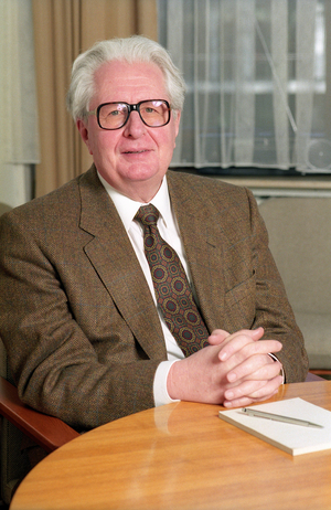 Hans-Jochen Vogel (Germany SPD) in his study,..., 1994 (photo)