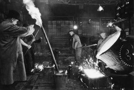 Building an Ocean-liner for the Pacific and OrientLines at the Harland and Wolff Wharf in Belfast, Northern Ireland ..., 1958 (photo)