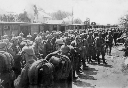 German soldiers in Sarrebourg, 1914 (b/w photo)