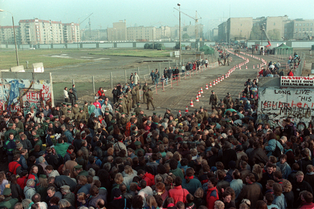 Berlin, Germany 19891112. Fall of the Berlin Wall: The new border crossing at Potsdammer Platz ..., 1989 (photo)