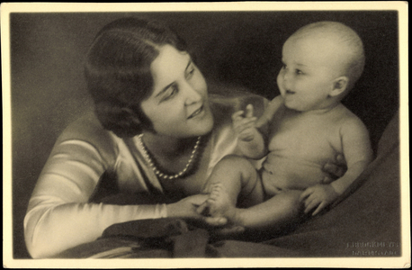 Photo Ak Portrait of Hereditary Grand Duchess Cecilia with the little son (b/w photo)