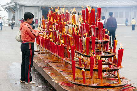 China: Lighting candles at the Golden Summit (Jin Ding), Emeishan (Mount Emei), Sichuan Province