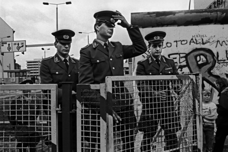 GDR border guards at Checkpoint Charlie, 1989 (photo)