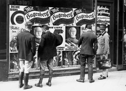 Passers-by in front of a polling station of the DNVP shortly before the Reichstag election on 31. July 1932. (b/w photo)