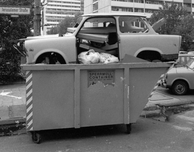 Berlin, Trabi in the garbage 1990 (photo)