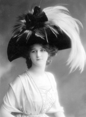 Hat fashion from 1909 (b/w photo)