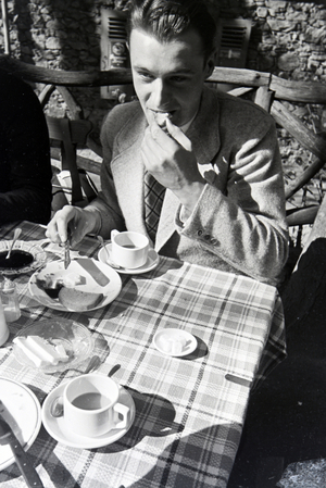 An excursion to the Auerbach castle, Germany 1930s (b/w photo)