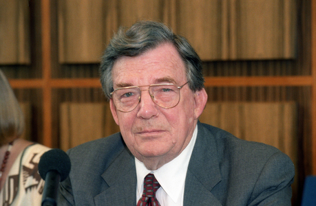 Lane Kirkland (USA Executive Treasurer AFL-CIO) during a press conference..., 1992 (photo)