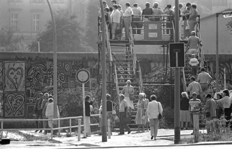 Tourists at Potsdamer Platz, 1985 (photo)