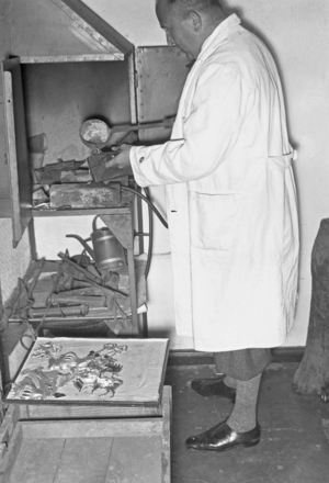Coat of arms maker in Guestow, around 1950 (photo)