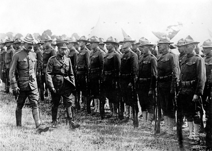 king George V reView american troops in England in 1917