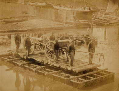 Raft of blanket boats ferrying field artillery and soldiers across the Potomac River 1863 (photo)
