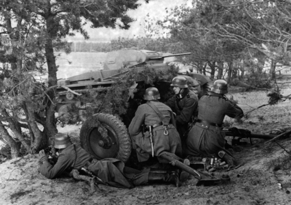 Tank and anti-tank gun in the Panzertruppenschule (Armoured Troops School) Wuensdorf, 1938 (b/w photo)