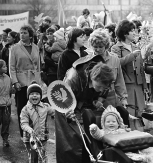 Maidemo 1984 01 05 1984 GDR Karl Marx Town Karl Marx Allee Maidemonstration …, 1984 (photo)