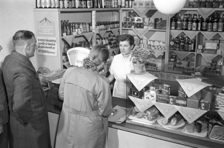 GDR - Worker control and everyday life in consumption, 1954 (photo)