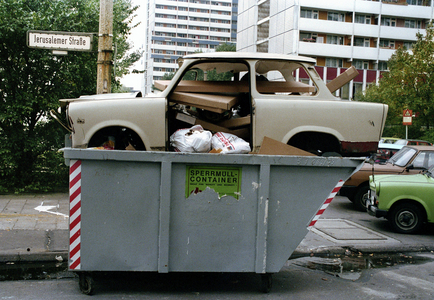 Berlin, Trabi in the garbage 1990 (photo)
