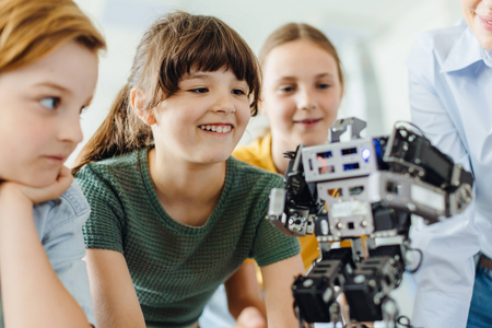 Children learning robotics in Elementary school (photo)