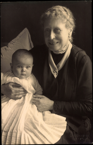 Photo Ak princess of Battenberg, great-grandson Prince of Hesse (b/w photo)