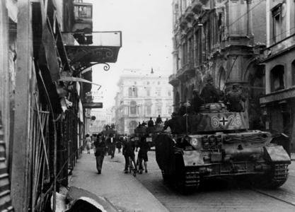 II. WK, armored car in Milan, 1943 (photo)