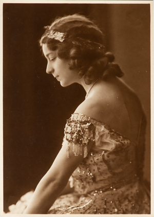 Fashion photo of a woman with pearl necklace, 1900-20 (photo)