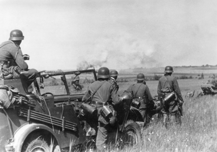 German soldiers fighting in Russia, 1941 (b/w photo)
