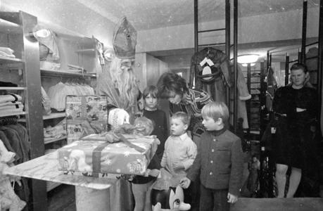 Visit of Santa Claus at the kids' clothing store of Uschi Glas, 1970 (b/w photo)