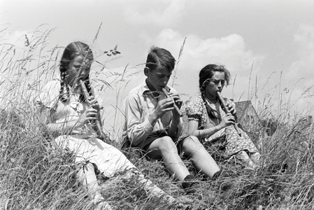 Outdoor classes at the rural school in Tiefensee run by Adolf Reichwein, Germany 1930s (b/w photo)