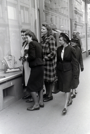 World champion Anni Kapell going shopping with friends in Düsseldorf, Germany 1941 (b/w photo)