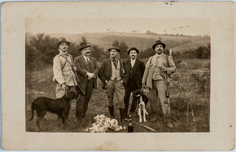 Group of hunters in the countryside of Abbruzzo, Italy, 1923 (photo)
