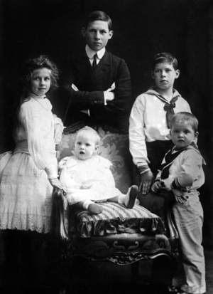 Children of Constantine 1 of Greece: Helen, George, Alexander, Paul and Irene,1905 (photo)