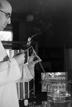 Test arrangement at a chemistry laboratory, Germany 1930s (b/w photo)