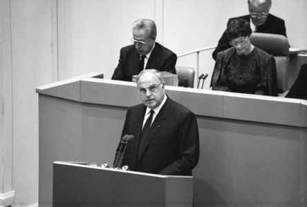 Government statement by Chancellor Kohl on the commemoration of the invasion of Poland in 1939, 1989 (photo)
